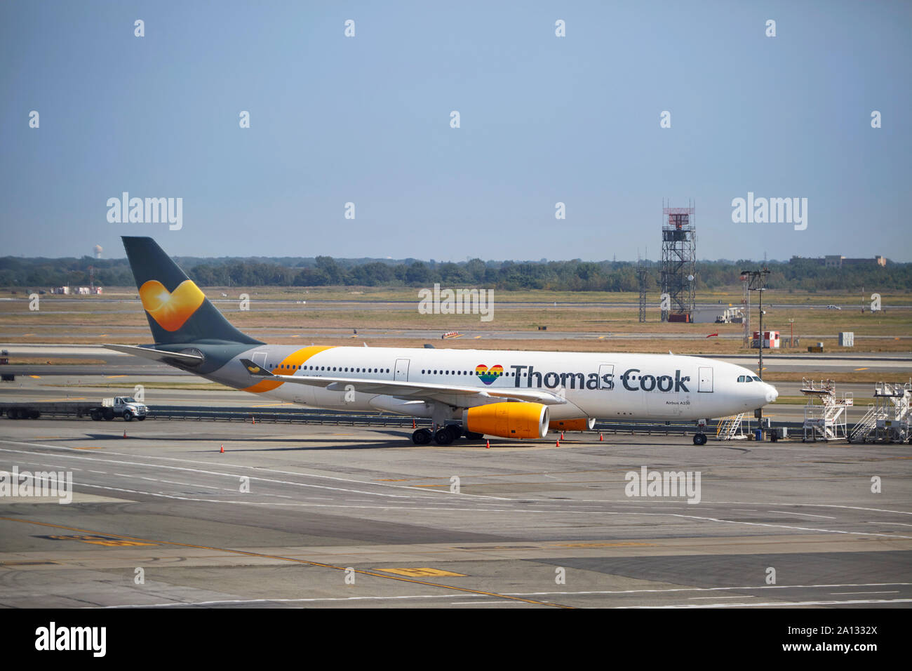 Un Thomas Cook jet è collegato a massa al JFK di New York. Thomas Cook ha presentato istanza di fallimento e improvvisamente è andato fuori del business il 23 settembre 2019. Foto Stock