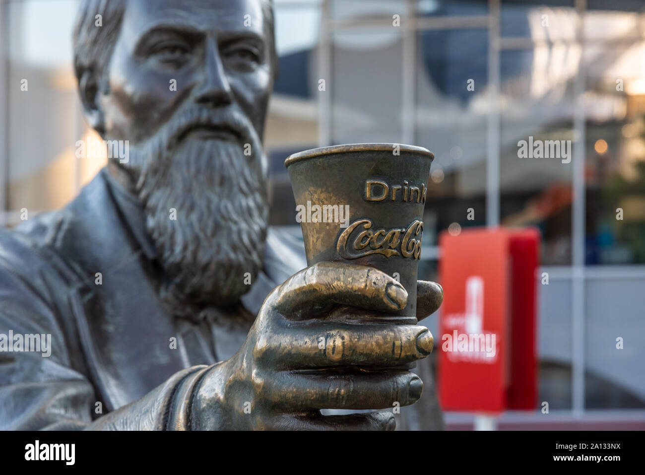Statua di John Pemberton, inventore della Coca Cola, al di fuori del Mondo della Coca-Cola Museum nel centro di Atlanta, Georgia. (USA) Foto Stock