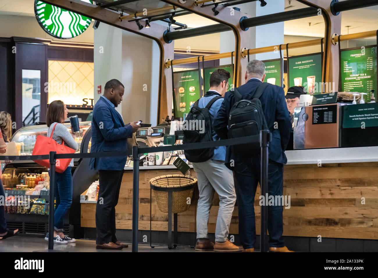 Starbucks Coffee chiosco nel centro CNN food court nel centro di Atlanta, Georgia. (USA) Foto Stock