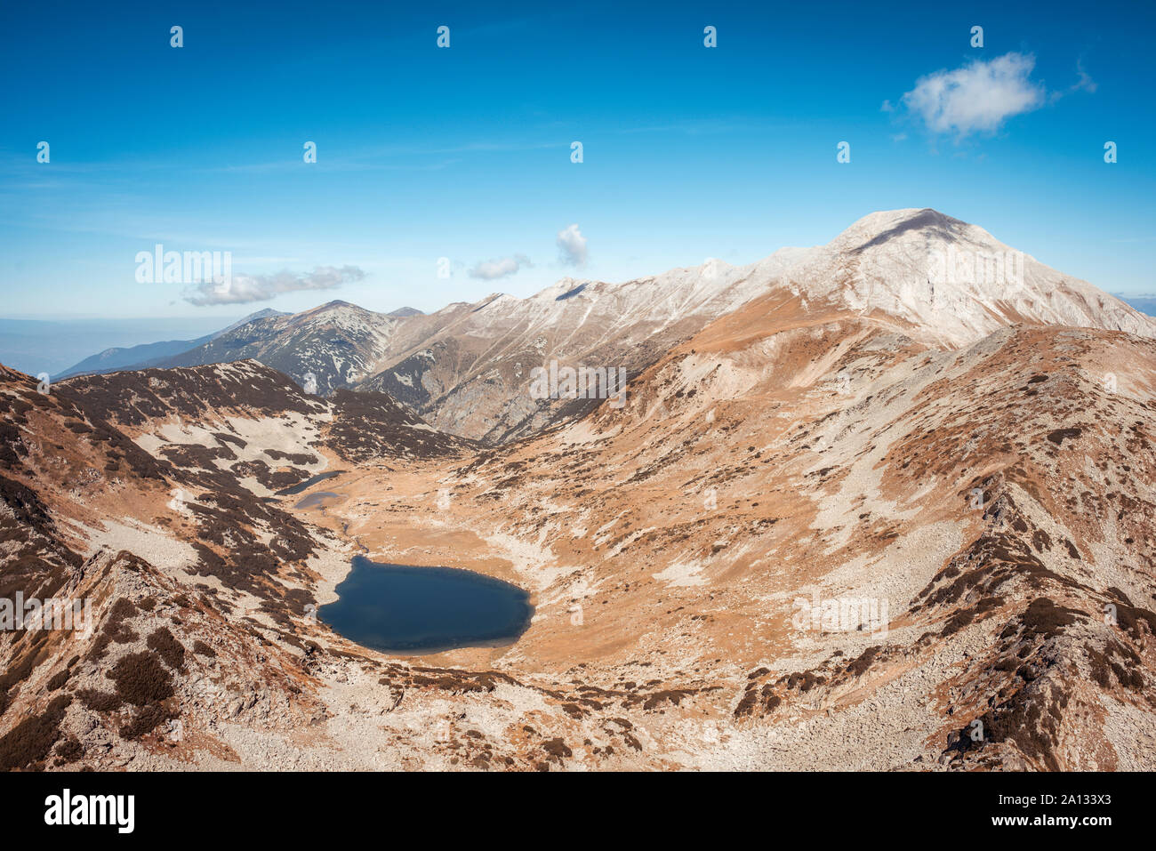 Vihren picco e Vlahino (Vlahinsko) il lago in montagna Pirin National Park, Bulgaria. Foto Stock