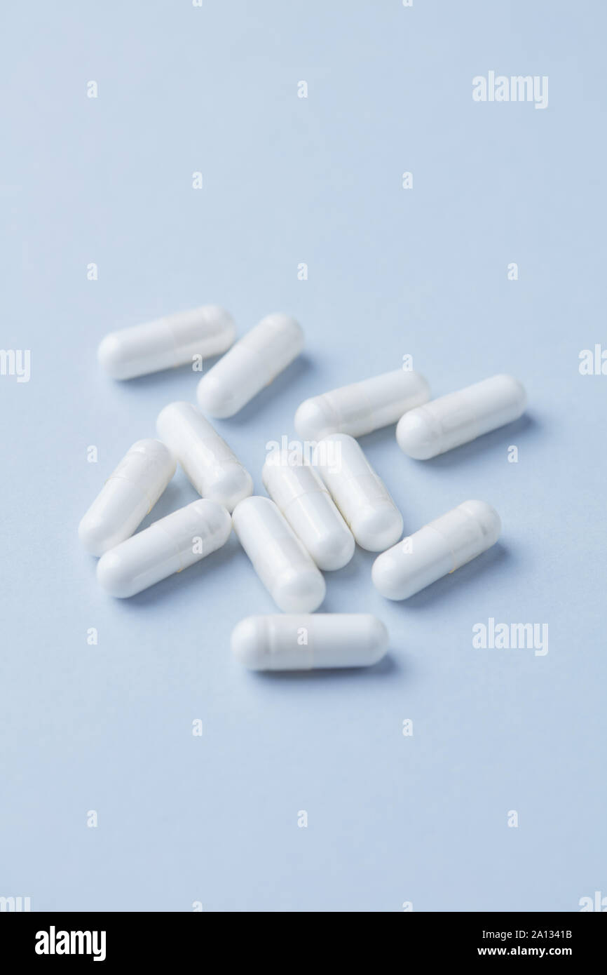 Le capsule di arginina. Carta luminoso dello sfondo. Copia dello spazio. Foto Stock