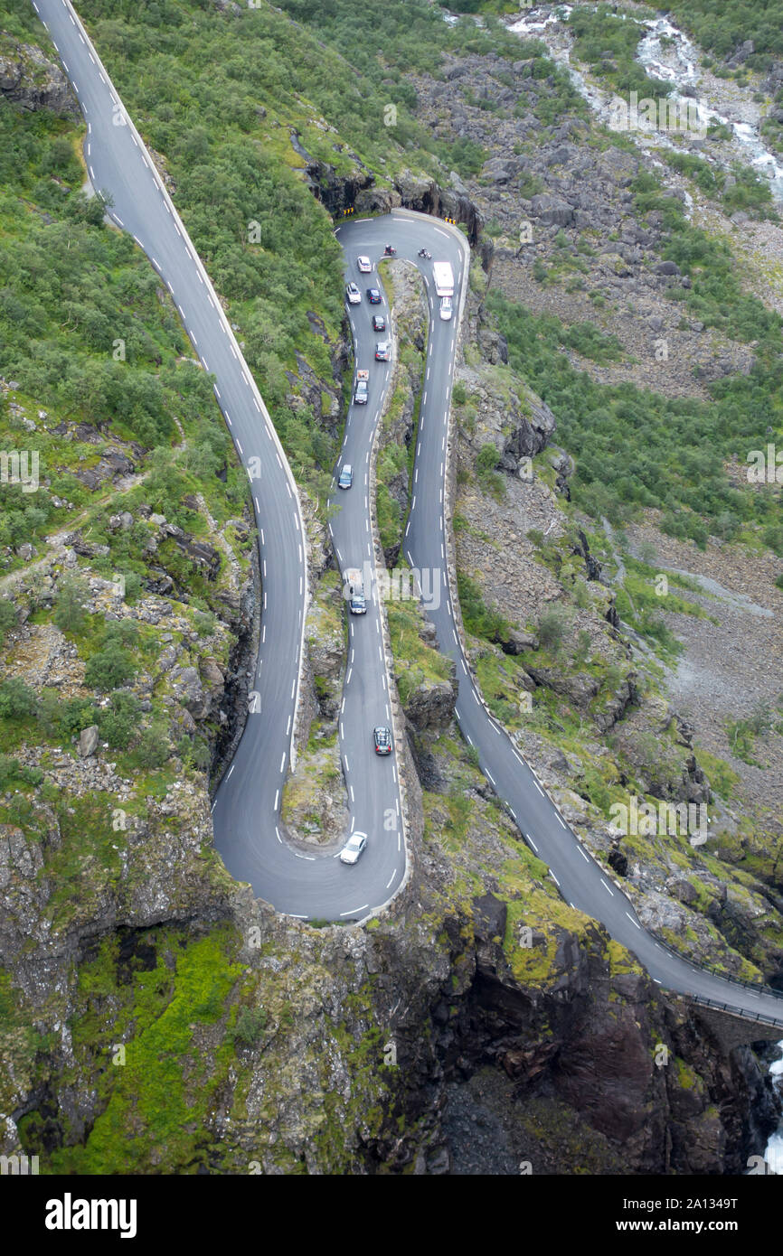 Trollstigen strada a serpentina in Norvegia, un famoso passo di montagna con forte pendenza e tornanti. Foto Stock