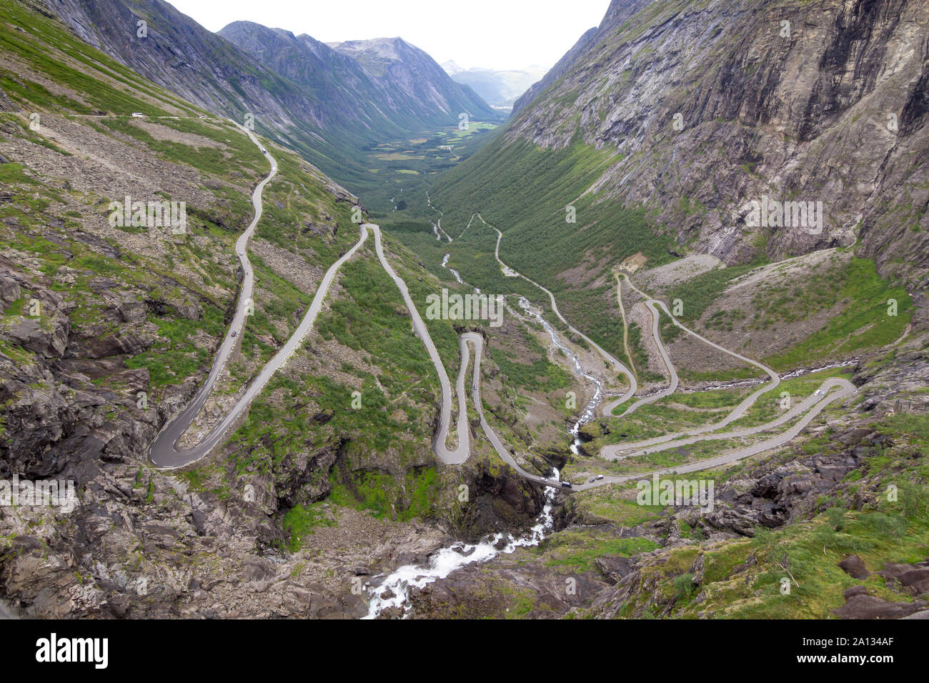 Trollstigen strada a serpentina in Norvegia, un famoso passo di montagna con forte pendenza e tornanti. Foto Stock
