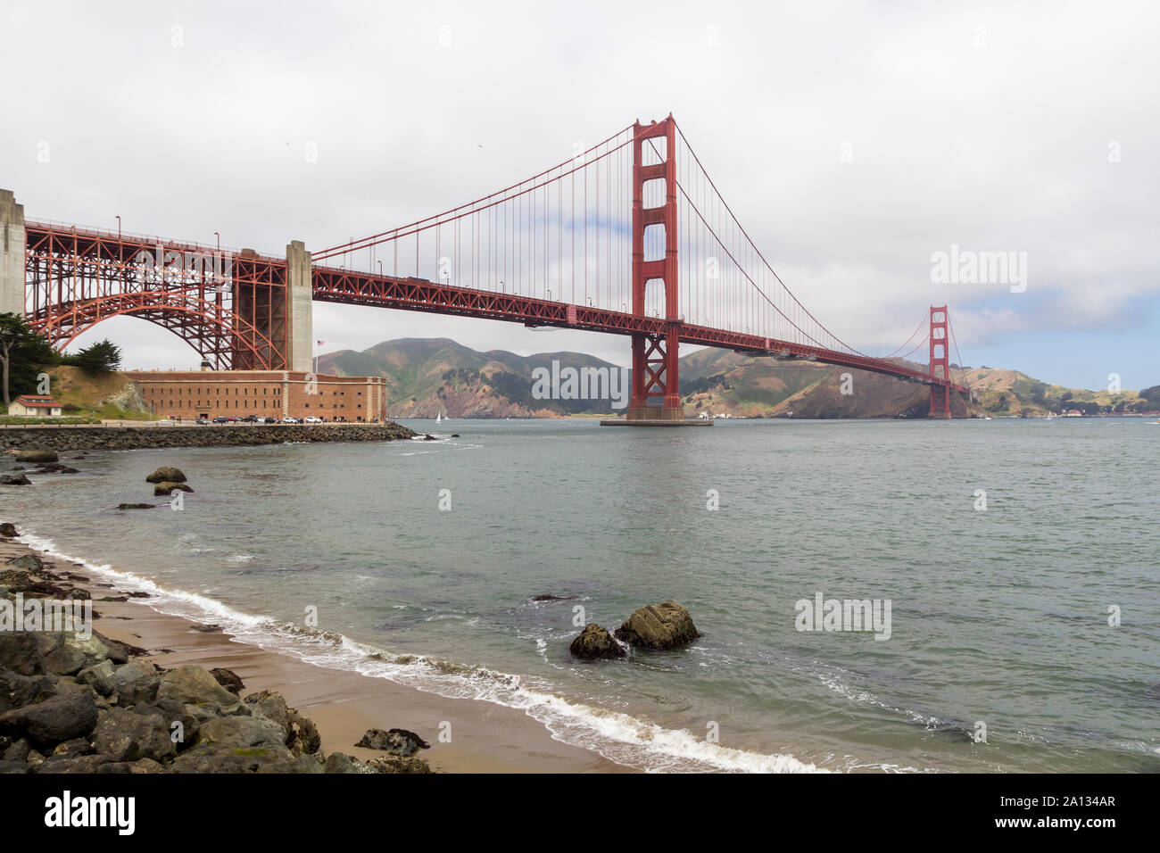San Francisco Beach con il Golden Gate bridge in background, Stati Uniti Foto Stock