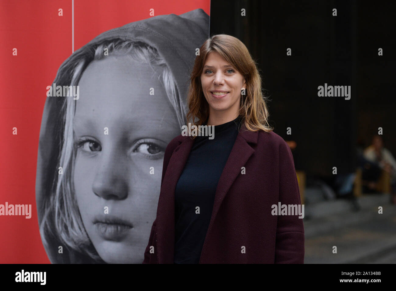 Praga, Repubblica Ceca. 23 Sep, 2019. Direttore tedesco Nora Fingscheidt pone per il fotografo prima della premiere di Movie System Crasher a Praga Repubblica Ceca, Settembre 23, 2019. Nora Fingscheidt ha ricevuto l'Orso d'argento Premio Alfred Bauer per 'System Crasher" alla Berlinale Festival Internazionale del Film 2019. Credito: Michaela Rihova/CTK foto/Alamy Live News Foto Stock