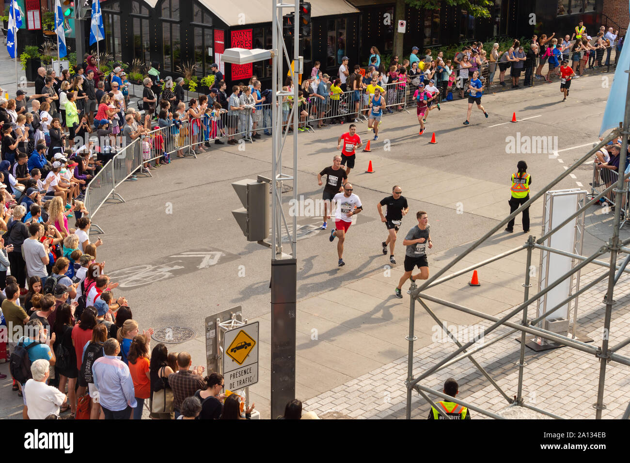 Montreal, Canada - 22 Settembre 2019: i corridori e i partecipanti stanno per tagliare il traguardo della maratona Foto Stock