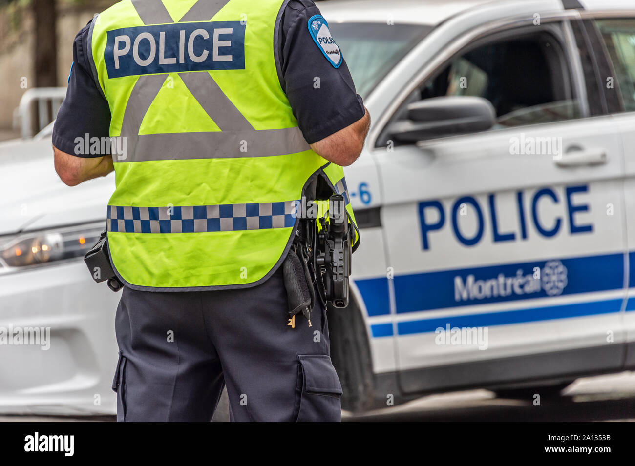 Montreal, Canada - 22 Settembre 2019: vista posteriore di un poliziotto nella parte anteriore di una macchina della polizia. Foto Stock Montreal, Canada - 22 Settembre 2019: vista posteriore di un poliziotto nella parte anteriore di una macchina della polizia. Foto Stock