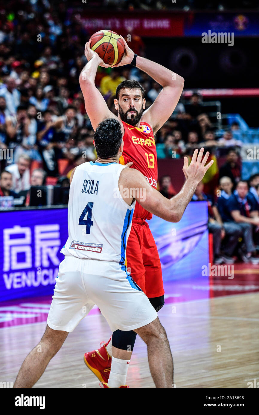 Marc Gasol (Spagna) e Luis Scola (Argentina). Pallacanestro FIBA World Cup Cina 2019, gioco finale Foto Stock