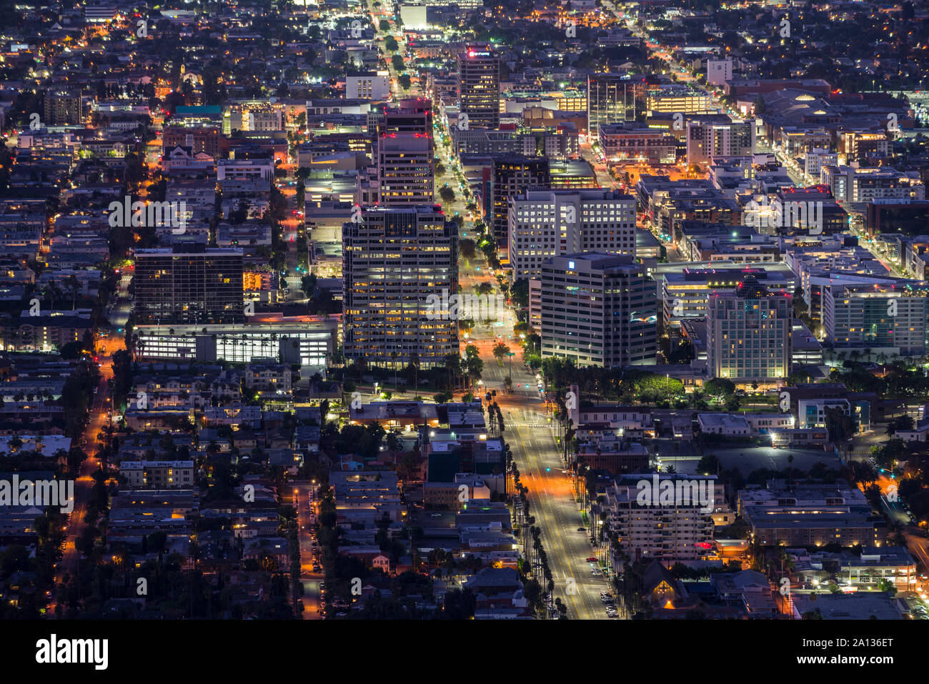 Glendale, California, Stati Uniti d'America - 22 Settembre 2019: notte vista collina di Brand Blvd e il centro cittadino di Glendale vicino a Los Angeles e Burbank. Foto Stock