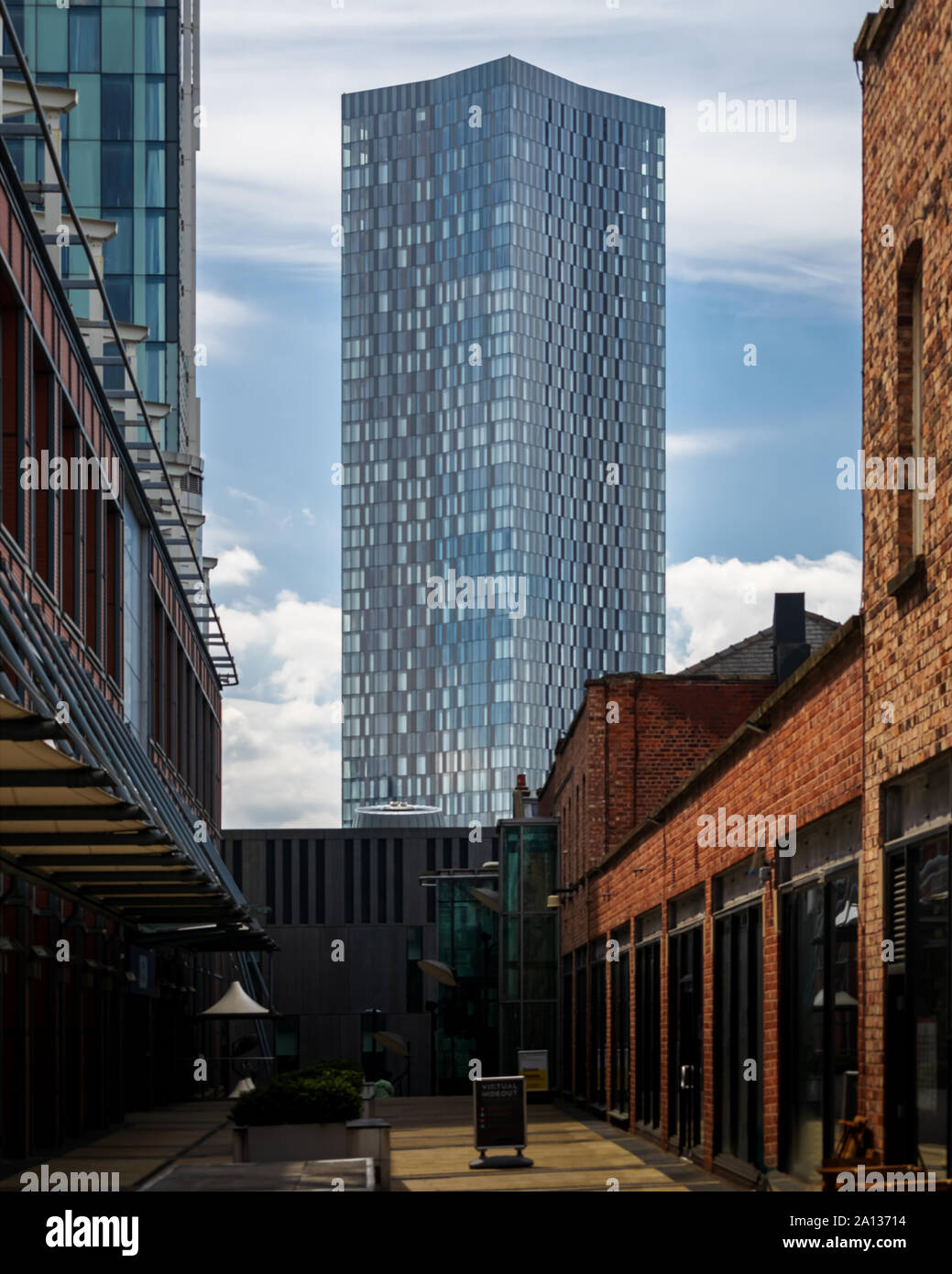 La West Tower a Deansgate quadrato come si vede dal Grande Nord del complesso di magazzini a Manchester in una calda giornata estiva Foto Stock