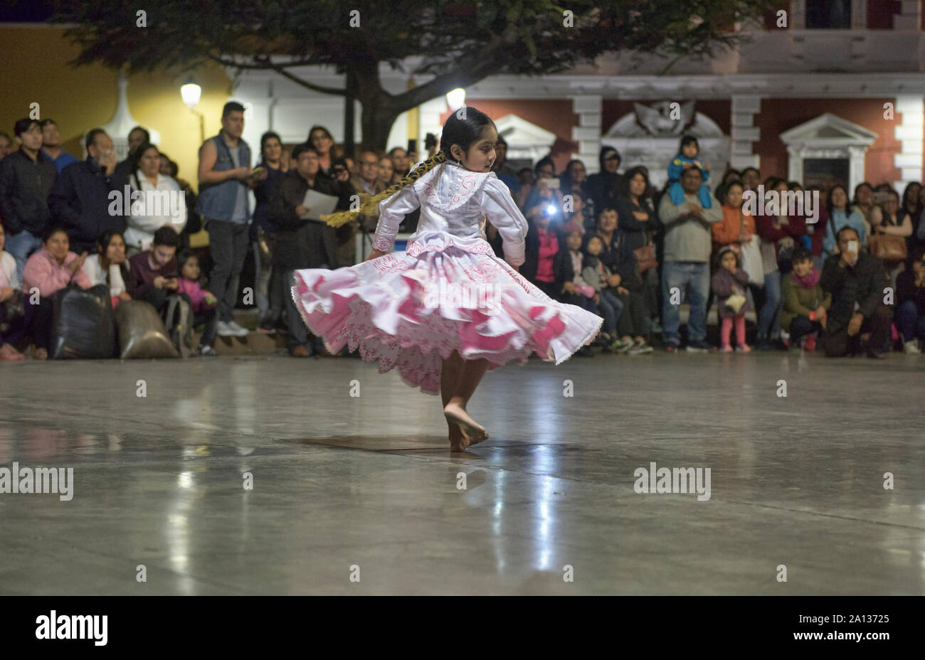 Il ballerino più piccoli, ragazza danzante in Plaza de Armas in Trujillo, Perú Foto Stock
