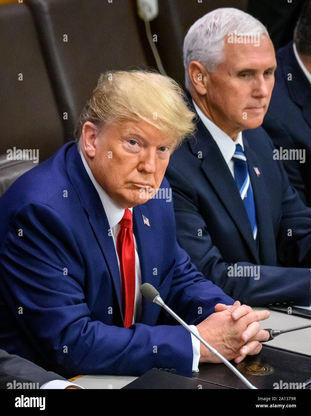 New York, Stati Uniti d'America, 23 settembre 2019. La città di New York. Il presidente statunitense Donald Trump si siede accanto al vicepresidente degli Stati Uniti Mike Pence come essi partecipare al 'Global chiamata a proteggere la libertà religiosa' evento presso la sede delle Nazioni Unite a New York City . Credito: Enrique Shore/Alamy Live News Foto Stock