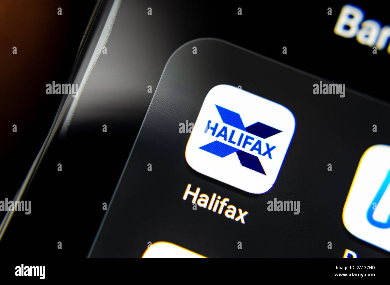 Halifax bank app visto sul bordo del sullo schermo dello smartphone insieme con altre applicazioni bancarie. Close up foto con messa a fuoco selettiva. Foto Stock