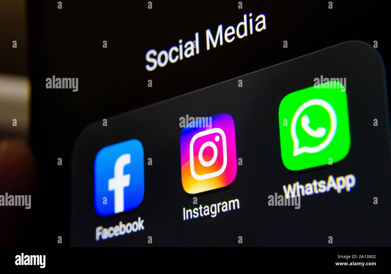 Media sociali prodotti dalla società su Facebook: Facebook, Instagram, WhatsApp app sullo schermo dello smartphone. Close up foto con messa a fuoco selettiva. Foto Stock