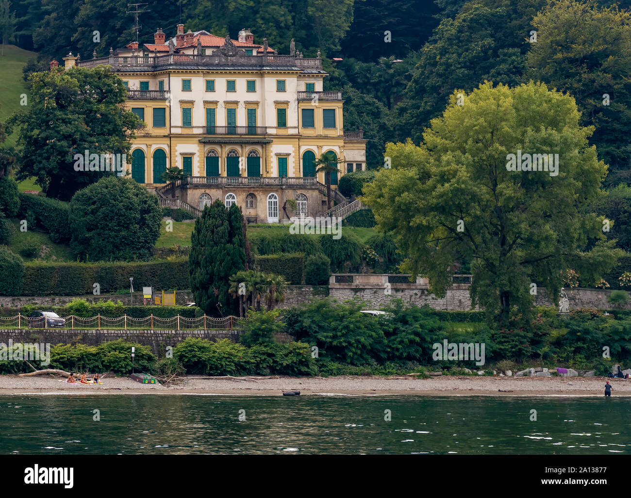 La bellissima Villa Pallavicino e il suo parco visto dal Lago Maggiore, Stresa, Italia Foto Stock