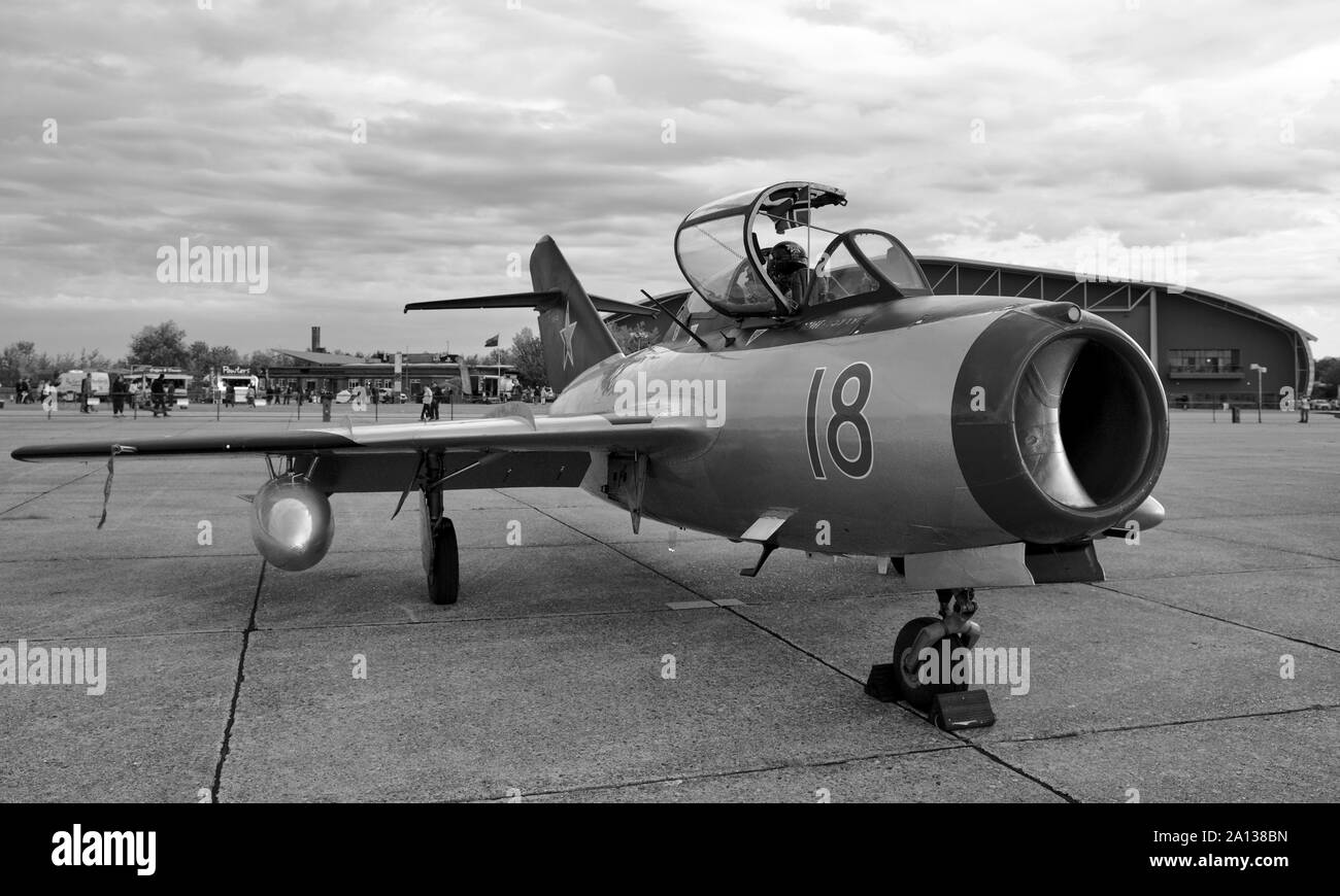Norwegian Air Force squadrone storico Mikoyan-Gurevich MiG-15UTI con un nuovo schema di colori al 2019 Battaglia di airshow di Gran Bretagna all'IWM, Duxford Foto Stock