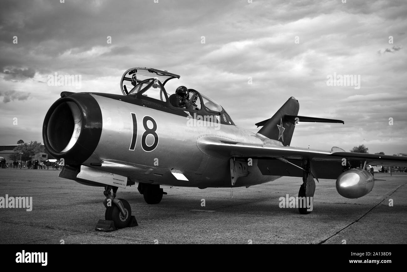 Norwegian Air Force squadrone storico Mikoyan-Gurevich MiG-15UTI con un nuovo schema di colori al 2019 Battaglia di airshow di Gran Bretagna all'IWM, Duxford Foto Stock