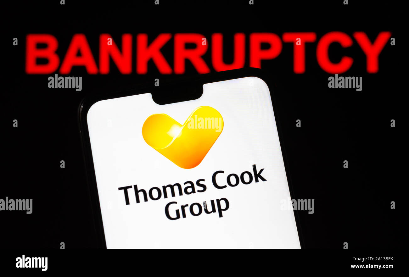 Thomas Cook Group logo sullo smartphone e parola rosso di "fallimento" in background. A titolo illustrativo per le notizie su società di viaggi per la liquidazione. Foto Stock