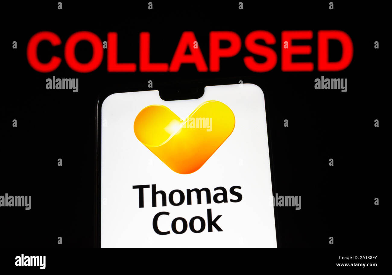 Thomas Cook Group logo sullo smartphone e rosso parola 'crollato' in background. A titolo illustrativo per le notizie su società di viaggi per la liquidazione. Foto Stock