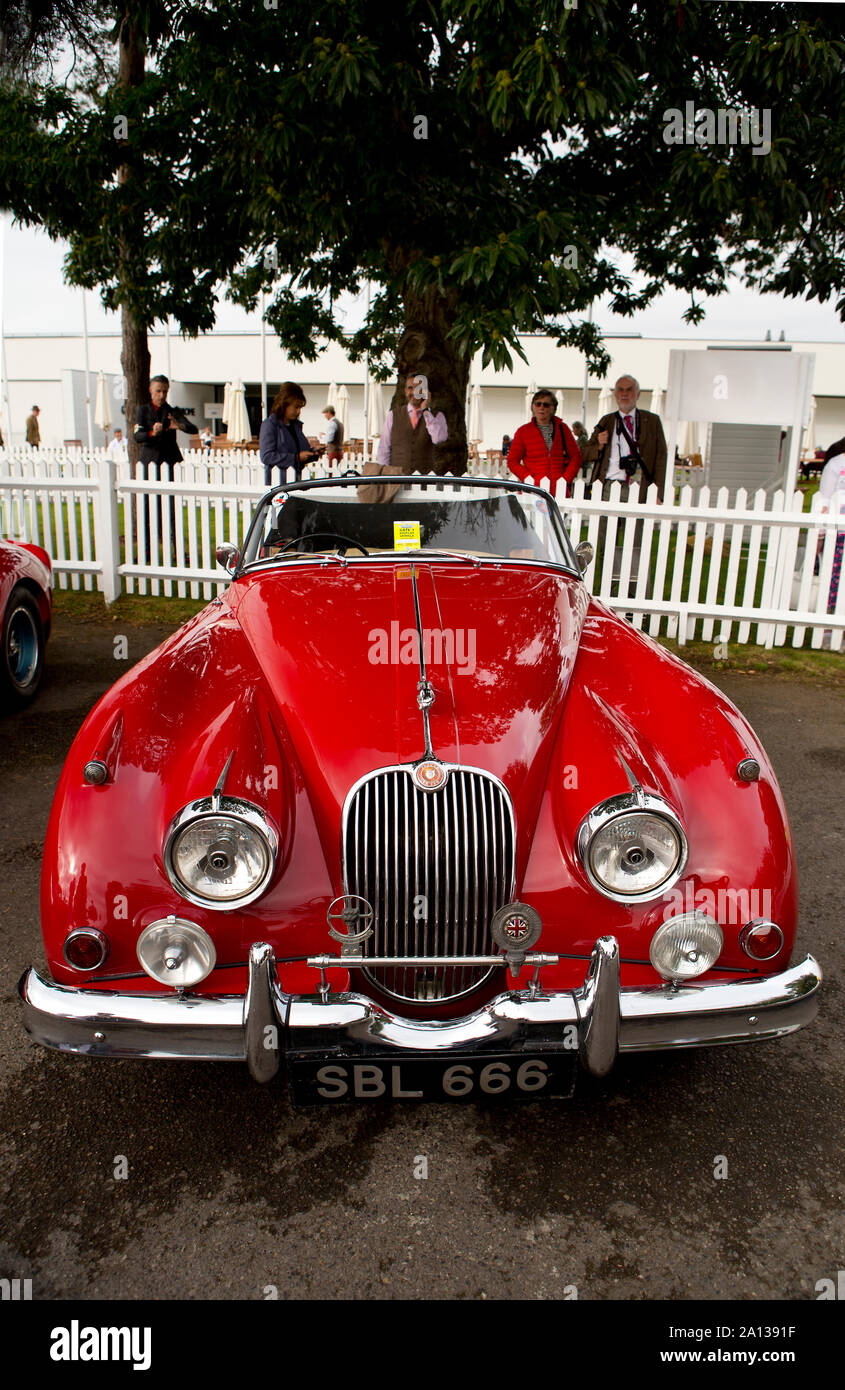 Anni sessanta Jaguar XK 150 nell'area di assemblaggio al Goodwood xiii sett 2019 a Chichester, Inghilterra. Copyright Michael Cole Foto Stock