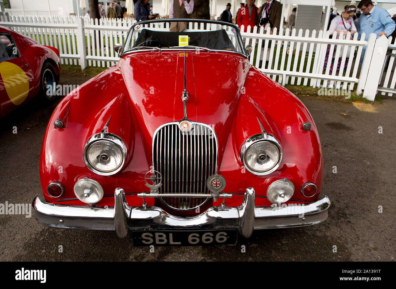 Anni sessanta Jaguar XK 150 nell'area di assemblaggio al Goodwood xiii sett 2019 a Chichester, Inghilterra. Copyright Michael Cole Foto Stock