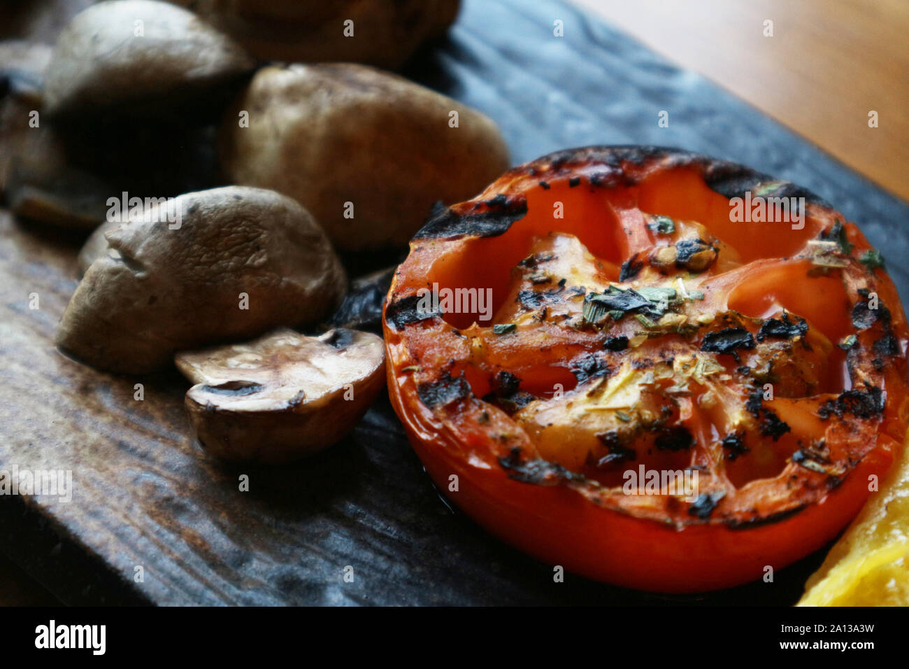 Close up di sano grigliate di pomodoro e di funghi con pane marrone Foto Stock