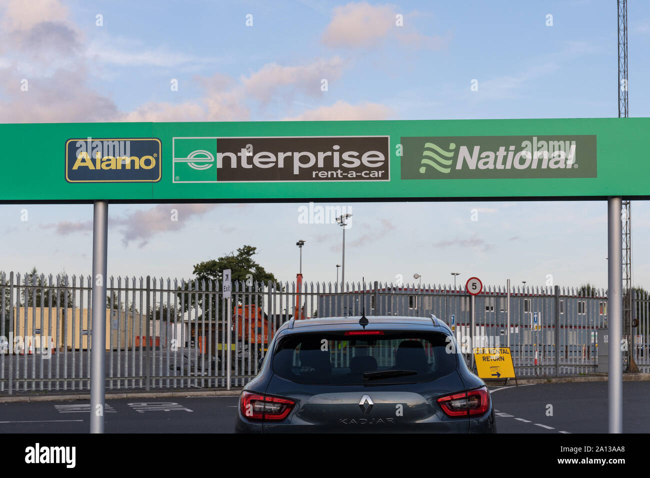 Alamo, Enterprise e segni nazionali a un autonoleggio deposito - Manchester Airport Autonoleggio Village, Regno Unito Foto Stock