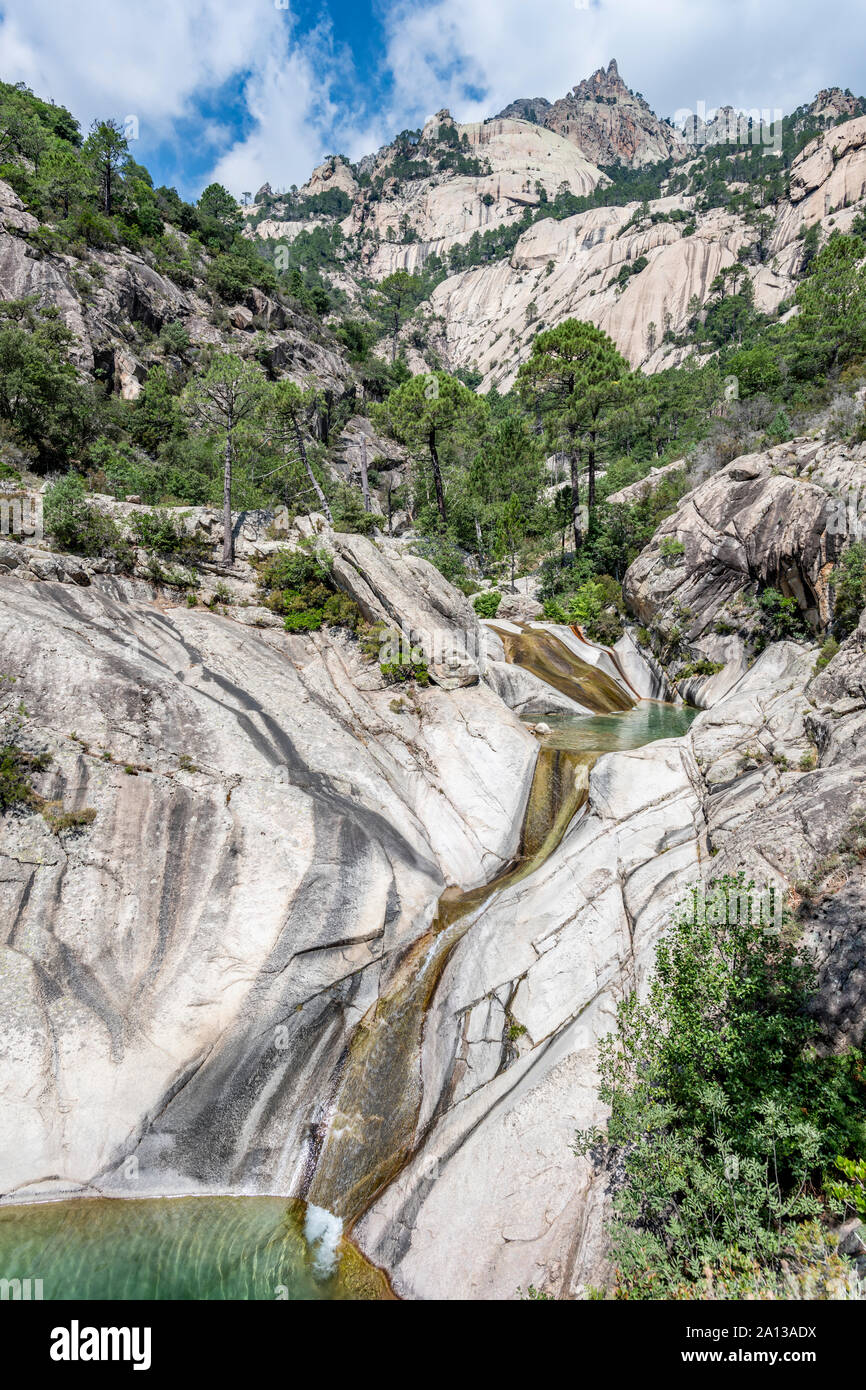 Cascata nella foresta e la montagna di Purcaraccia Canyon in Bavella durante l'estate, una famosa destinazione turistica e di attrazione. La Corsica, Francia Foto Stock