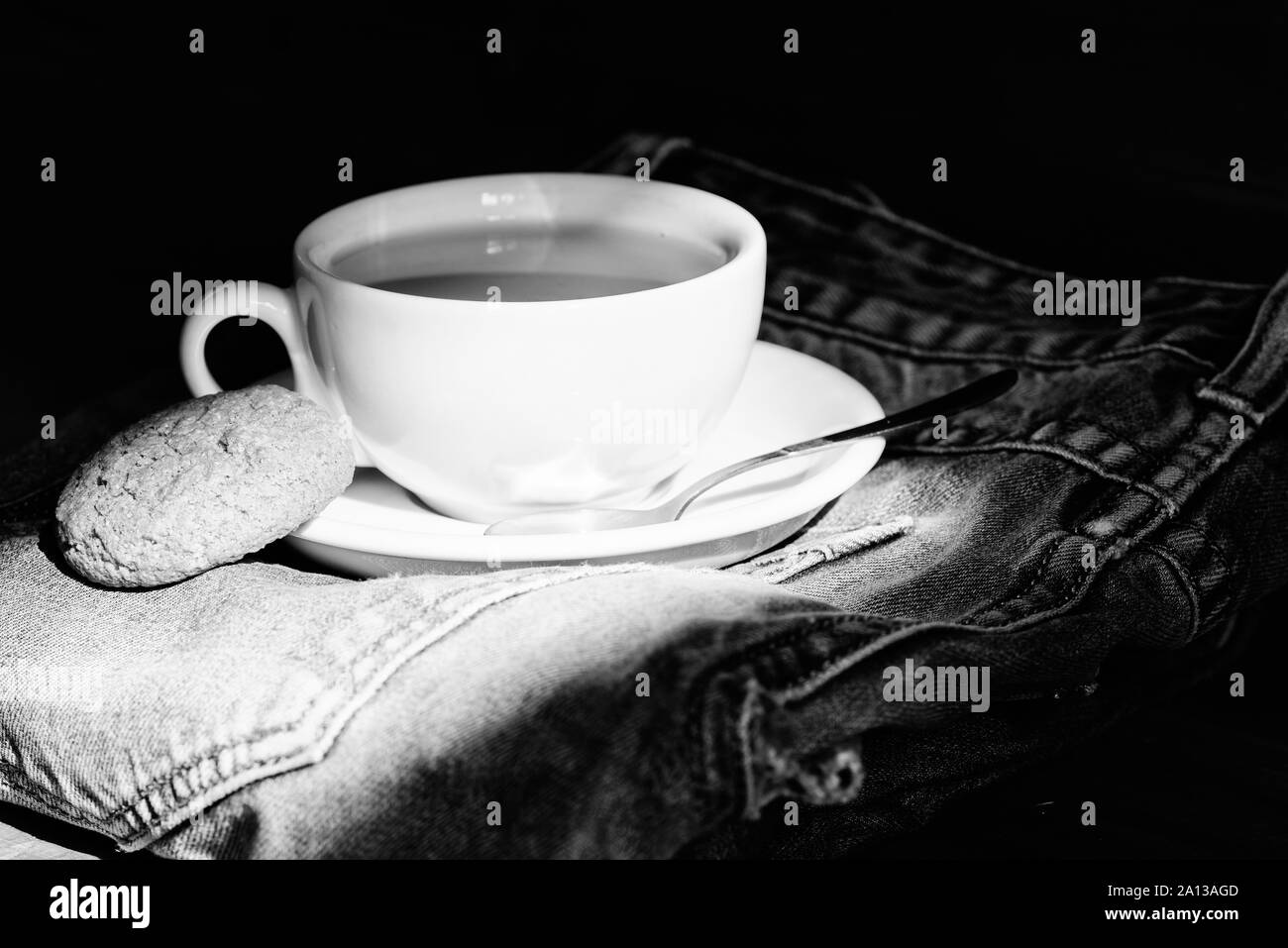 Cup la tazza di tè caldo e oat cookie. Tazza da tè riempiti vicino. Verde di erbe o nero a foglia intera. Processo di infuso di tè tazza ceramica. Ispirazione e atmosfera pacifica. Spuntino veloce concetto. Rilassante tè camomilla. Foto Stock
