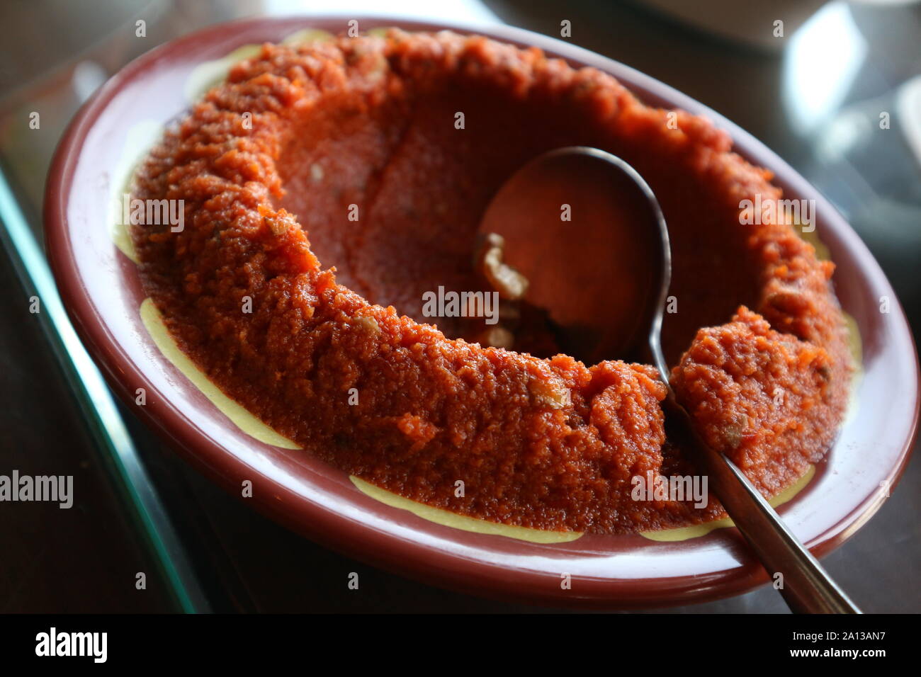 Tradizionale cibo arabo, stuzzichino costituito da terra in legno di noce e peperoncino Foto Stock