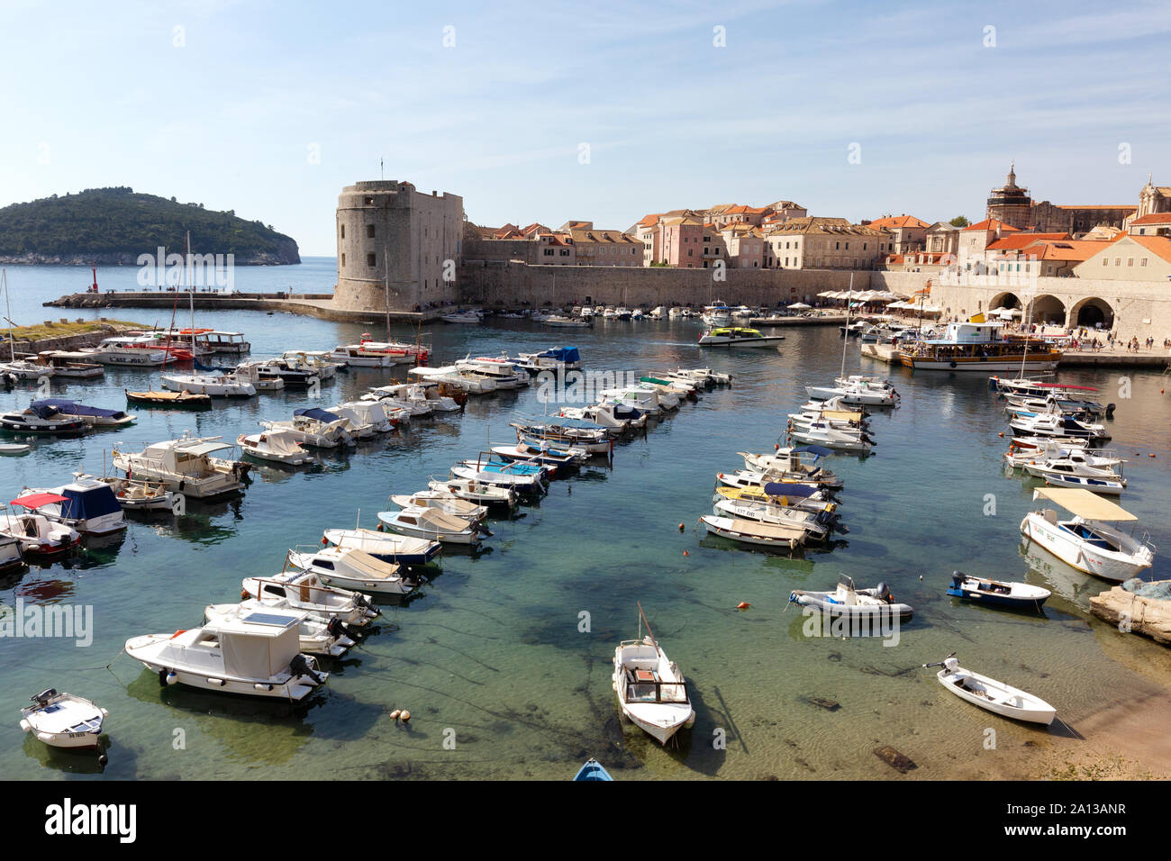 Dubrovnik Porto; barche ormeggiate nel porto antico, Dubrovnik Città Vecchia patrimonio mondiale dell UNESCO, Dubrovnik Croazia Europa Foto Stock