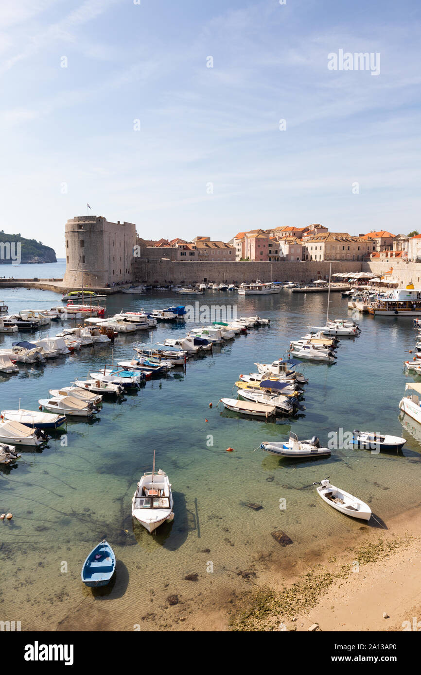 Dubrovnik Porto; barche ormeggiate nel porto antico, Dubrovnik Città Vecchia patrimonio mondiale dell UNESCO, Dubrovnik Croazia Europa Foto Stock
