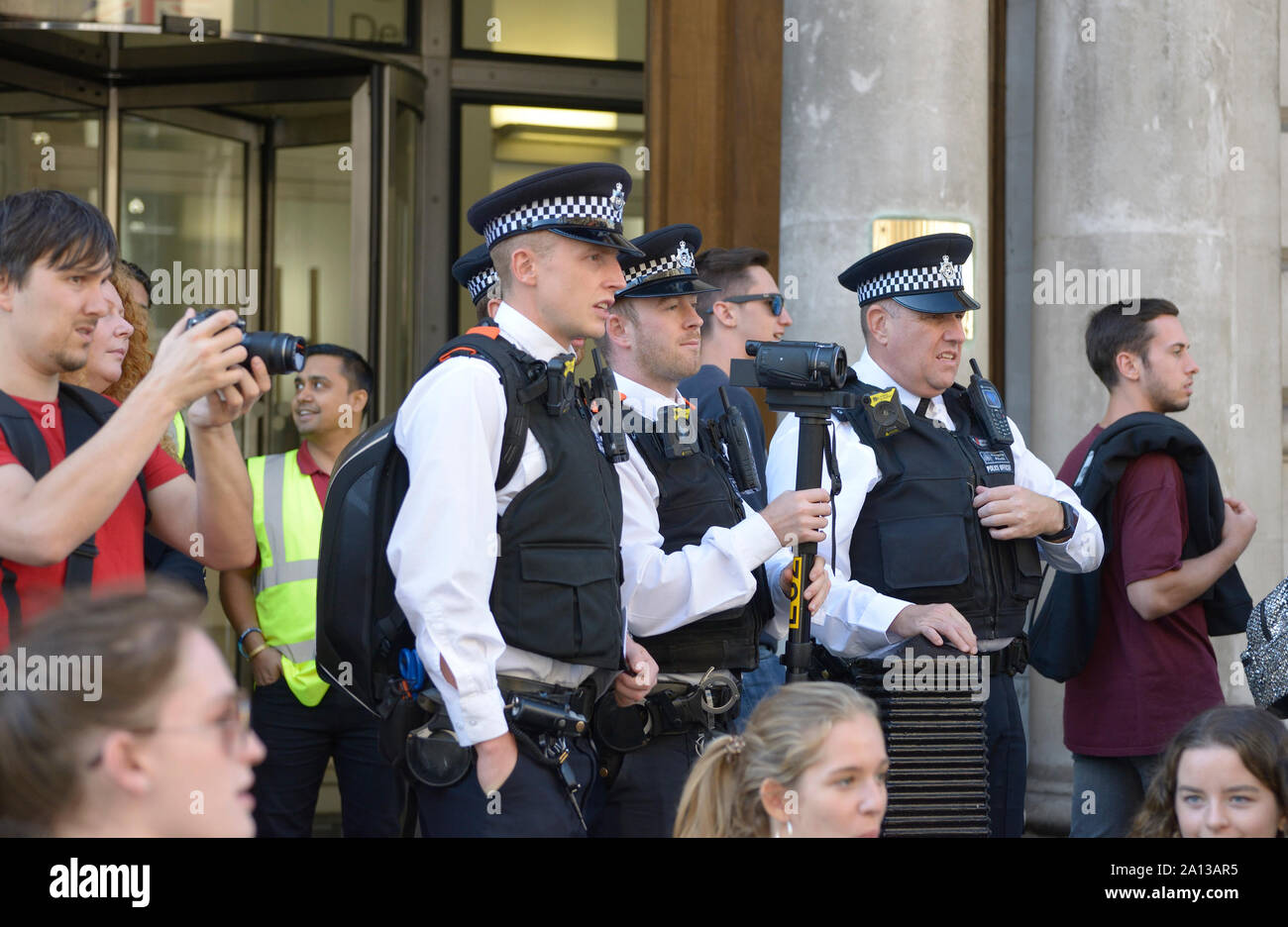 Londra, Inghilterra, Regno Unito. Metropolitan gli ufficiali di polizia a guardare e catturare le persone che hanno preso parte ad una manifestazione di protesta, Whitehall, settembre 2019. Foto Stock