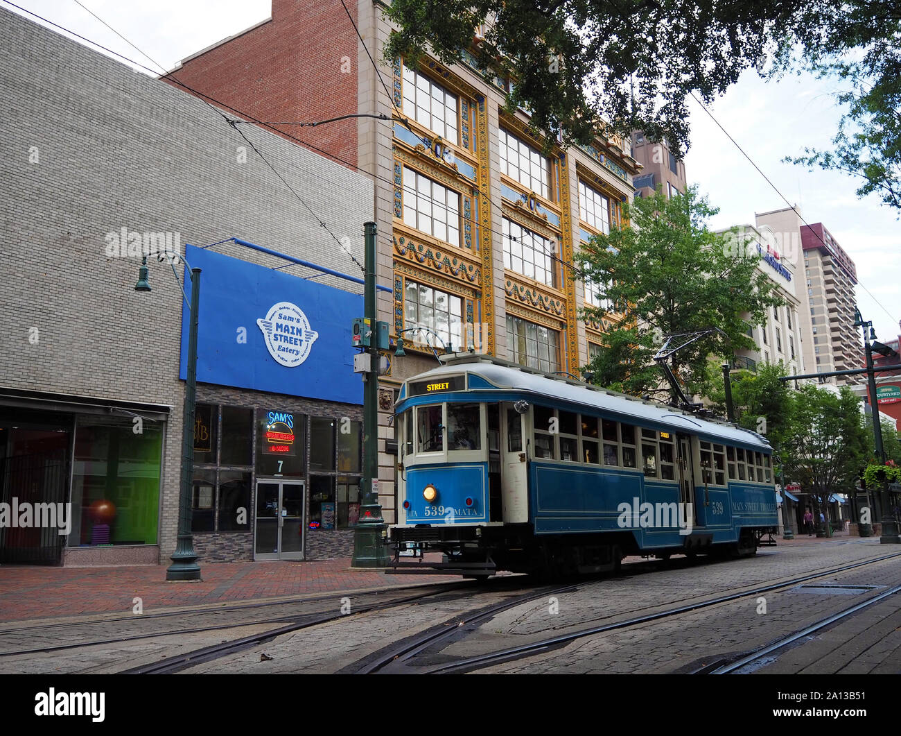 MEMPHIS, Tennessee - Luglio 22, 2019: una vibrante blu tram elettrico carrello crociere il passato allestita Kress storico edificio sul Stre principale Foto Stock