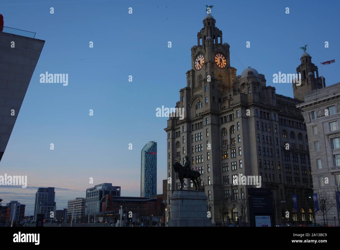 Camminando verso il basso Pier Head, Liverpool Foto Stock