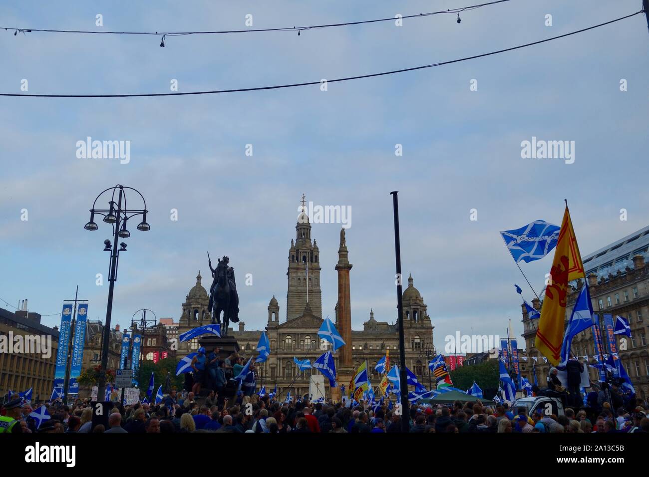 Il giorno prima del 2014 Scottish referendum di indipendenza. Indipendenza scozzese di Rally, George Square, Glasgow. Foto Stock