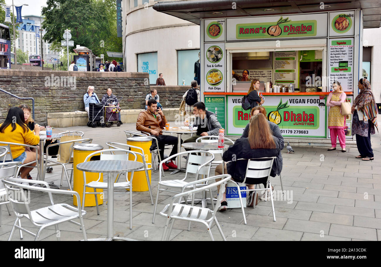 Rana Dhaba del ristorante fast food, take away fast food all'aperto con tavoli e sedie Bristol Broadmead Shopping trimestre Foto Stock