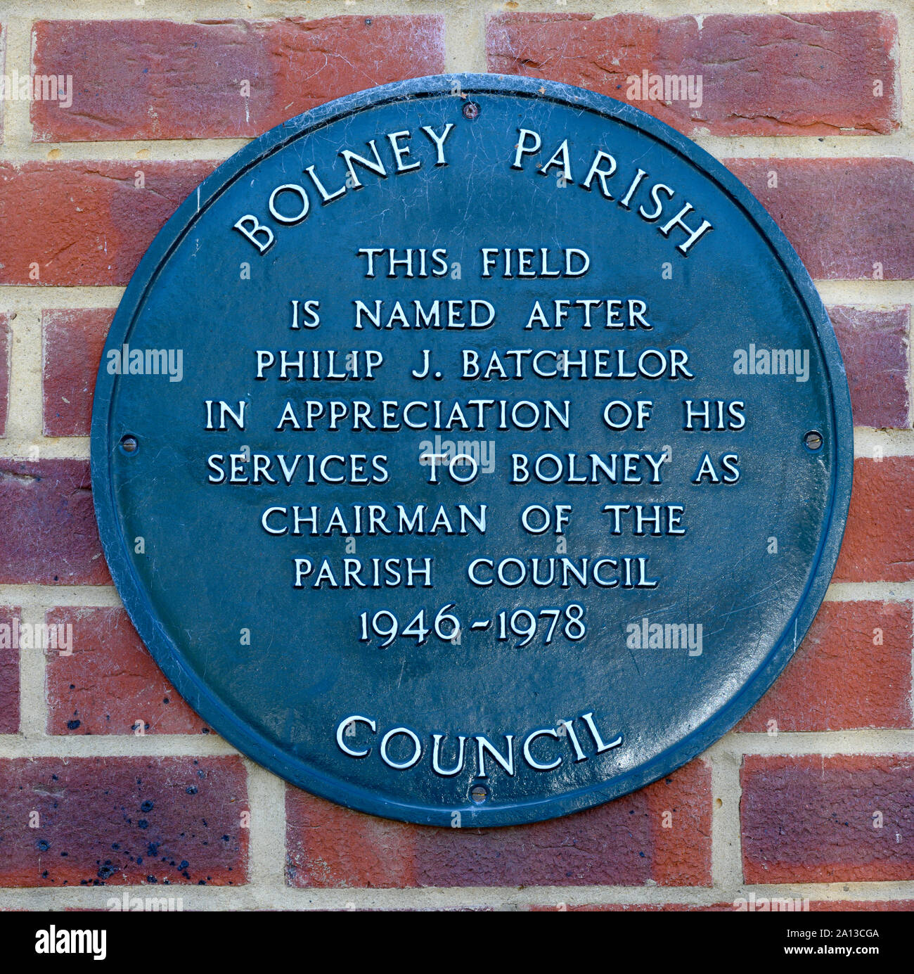 Targa blu celebrando Philip J Batchelor su Bolney Community Center, Bolney, West Sussex, in Inghilterra, Regno Unito Foto Stock