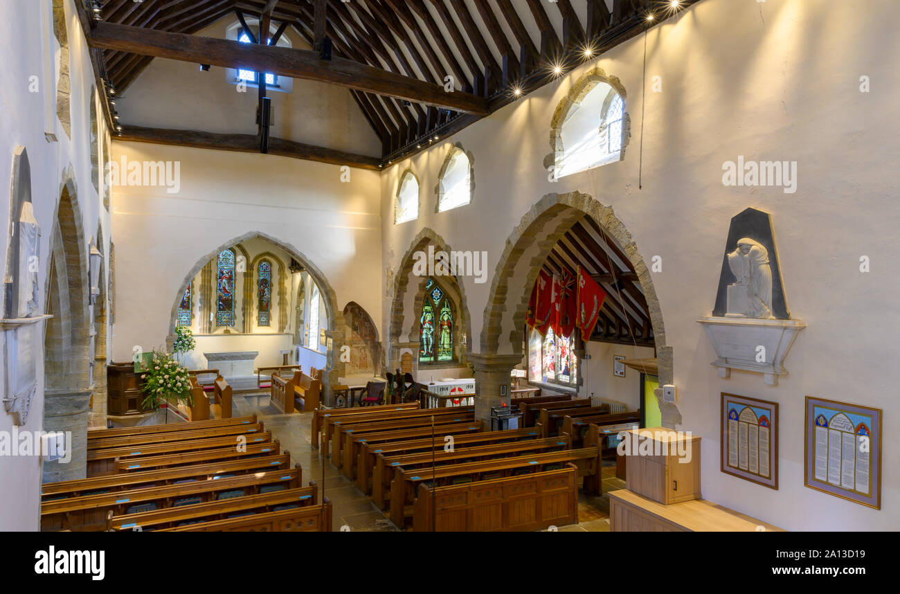 Vista interna che mostra la navata e altare presso il St Peter ad Vincula chiesa parrocchiale di Wisborough Green, West Sussex, in Inghilterra, Regno Unito Foto Stock