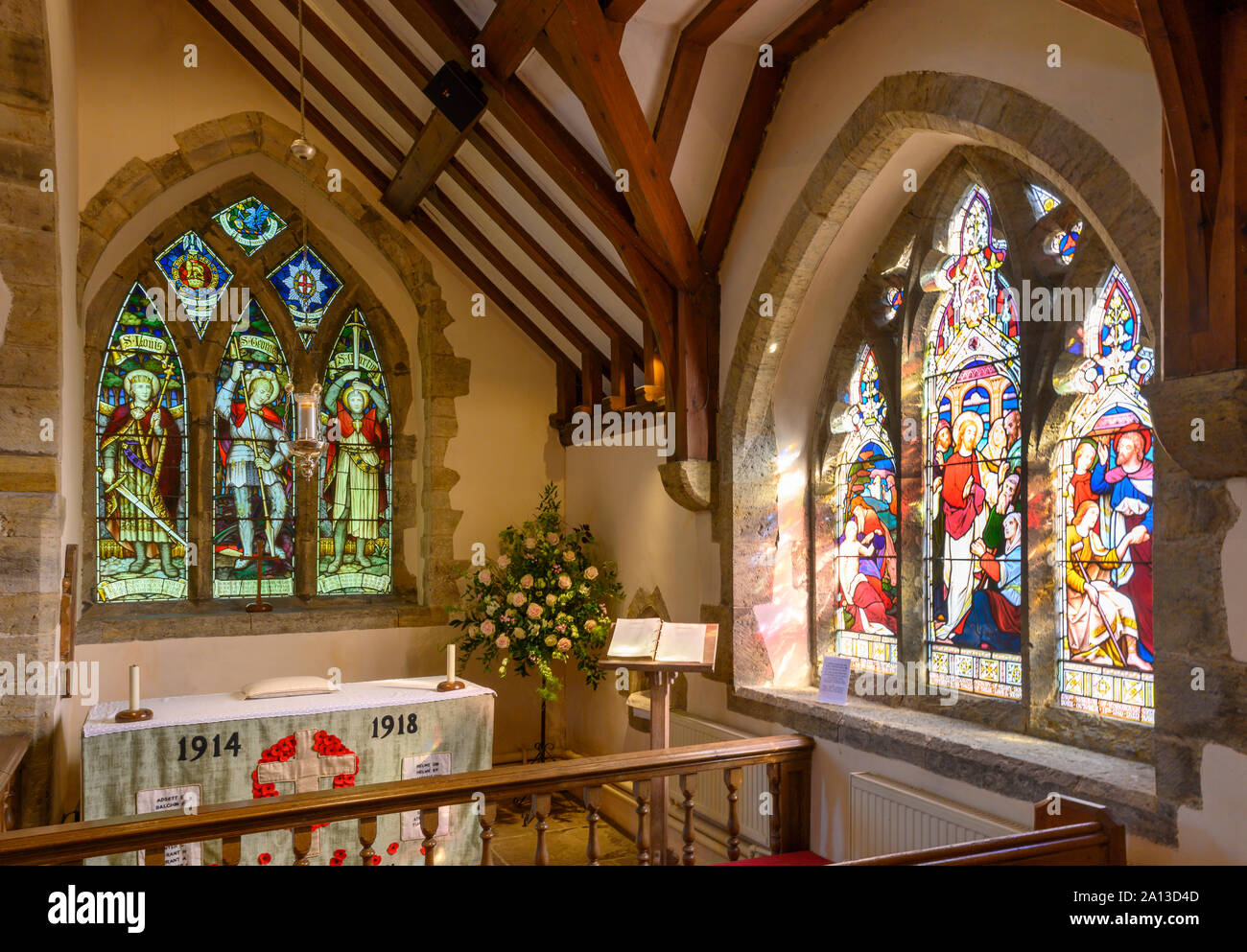 Vista interna di altare e windows in commemorazione delle Guerre Mondiali St Peter ad Vincula chiesa parrocchiale di Wisborough Green, West Sussex, in Inghilterra, Regno Unito Foto Stock