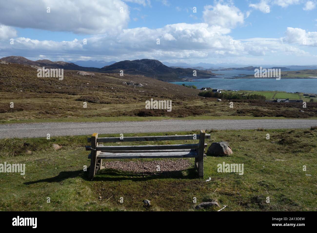 Il sedile vuoto/panca, gli altopiani scozzesi in estate (Altandhu) Foto Stock