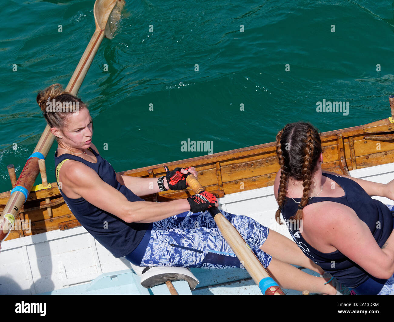 Le donne canottaggio in squadre di sei nei tradizionali costruiti a mano gig pilota barche. l annuale west country evento richiama squadre provenienti da Europa (London Cornish) Foto Stock