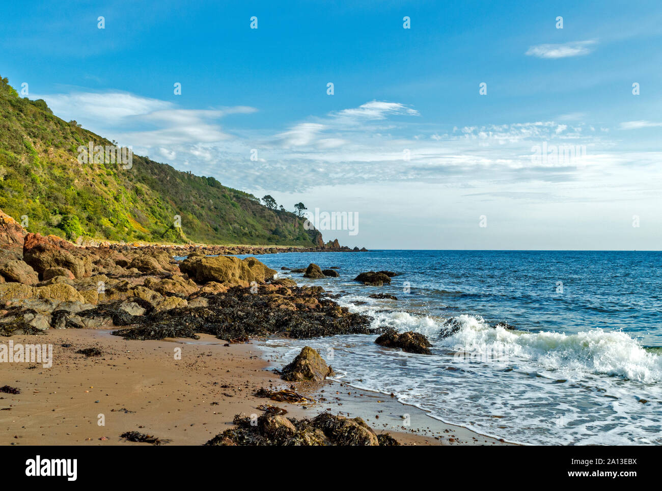 ROSEMARKIE AI PIEDI DI CROMARTY Black Isle Scozia di onde che si infrangono sulla sabbia spiaggia coperta Foto Stock