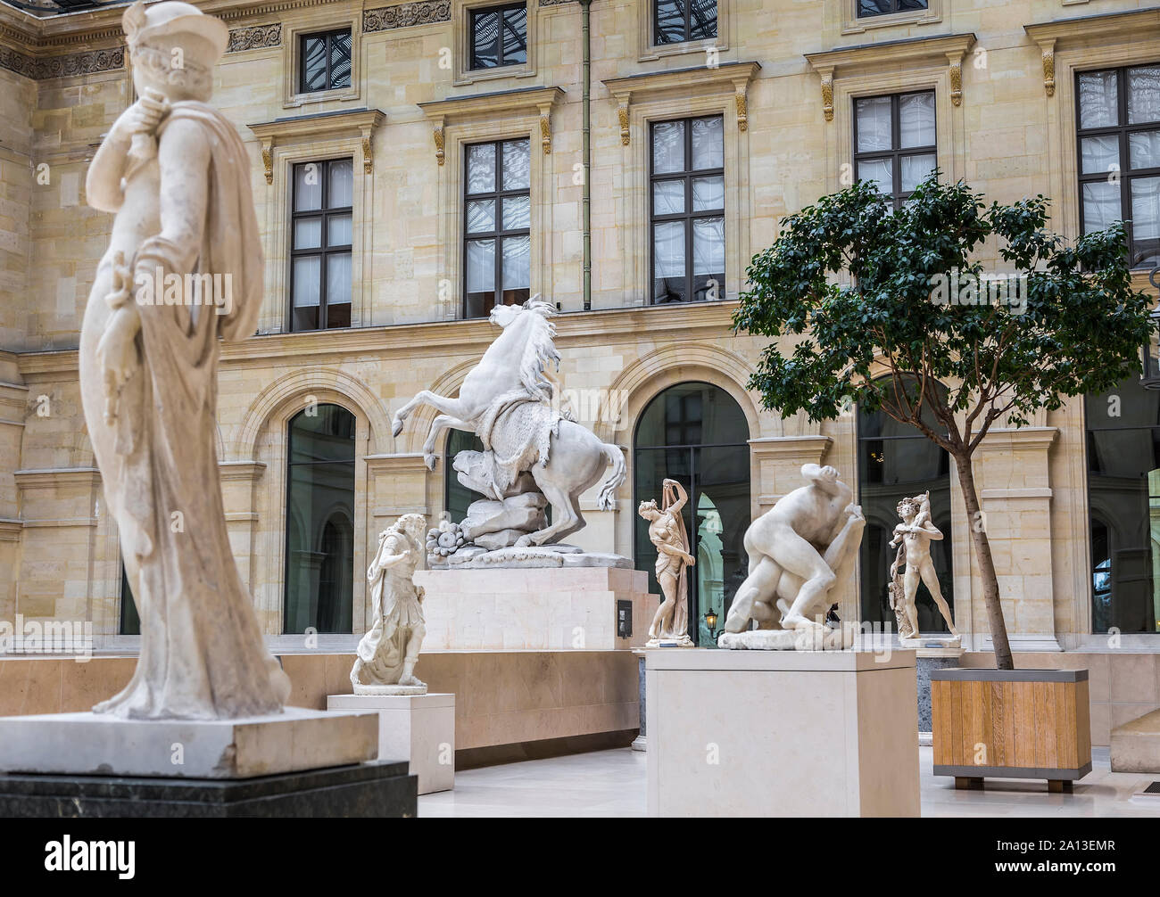 Sculture in marmo museo del louvre immagini e fotografie stock ad alta  risoluzione - Alamy