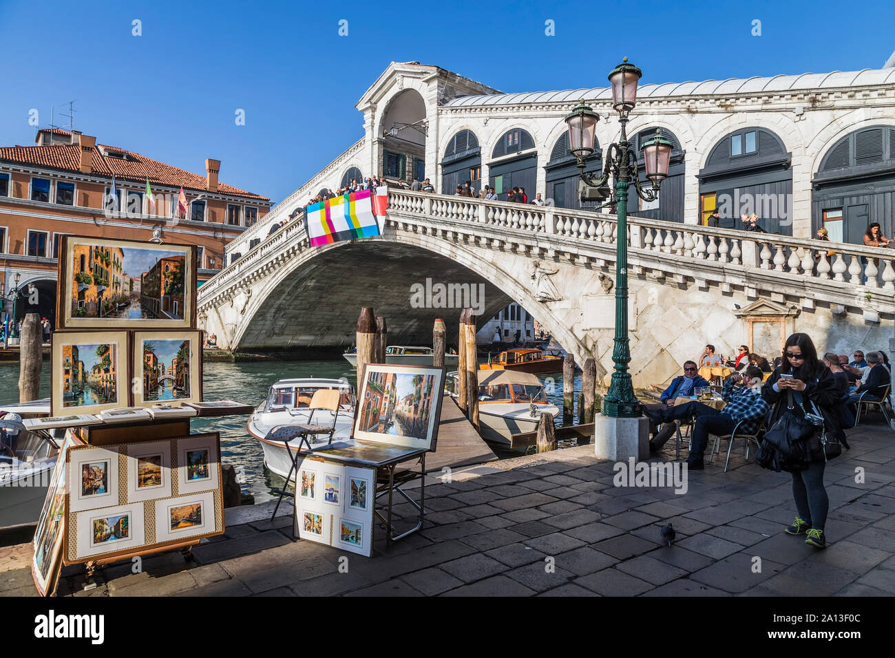 Venezia, Italia - 02 settembre 2014: il famoso Ponte di Rialto - uno dei quattro ponti che attraversano il Canal Grande a Venezia Foto Stock