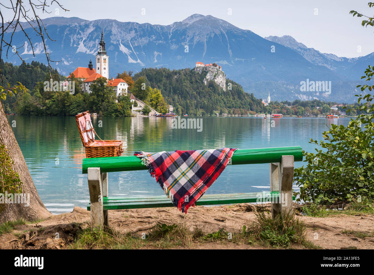 Lago di Bled in Slovenia, una vista alla Chiesa della Madre di Dio sul lago e casltle sulla collina Foto Stock