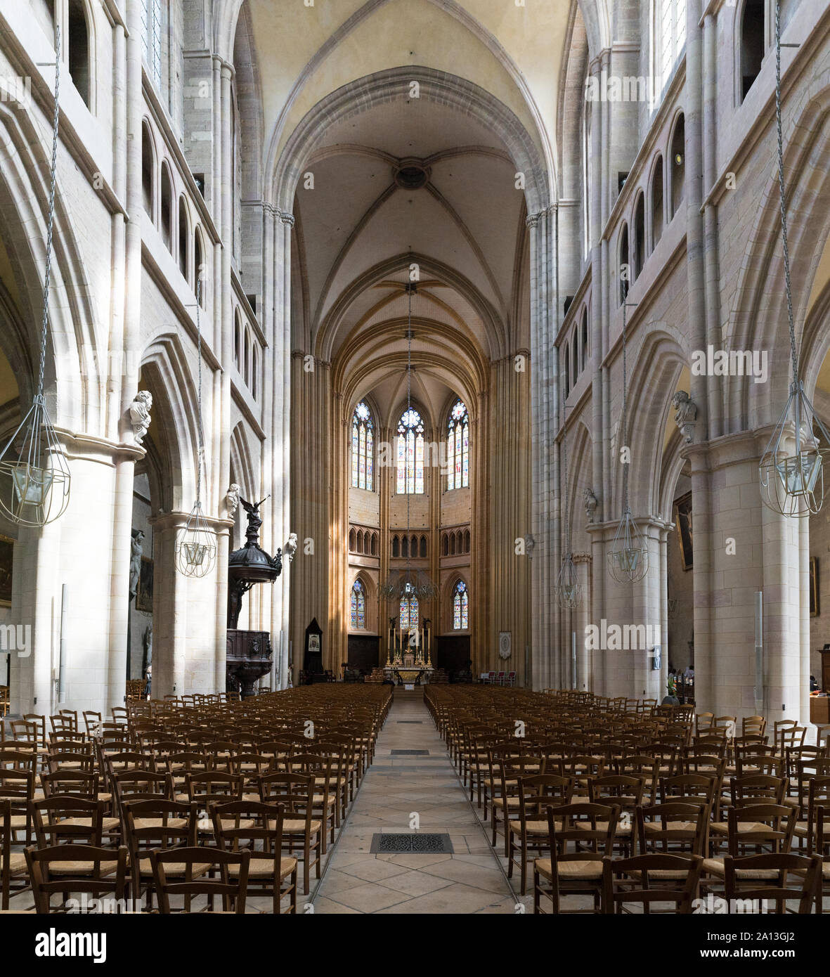 Digione, Borgogna / Francia - 27 Agosto, 2019: vista interna della cattedrale di Digione Foto Stock