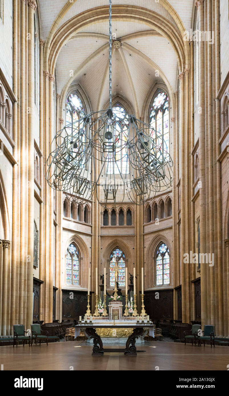 Digione, Borgogna / Francia - 27 Agosto, 2019: vista interna della cattedrale di Digione con l'altare maggiore Foto Stock