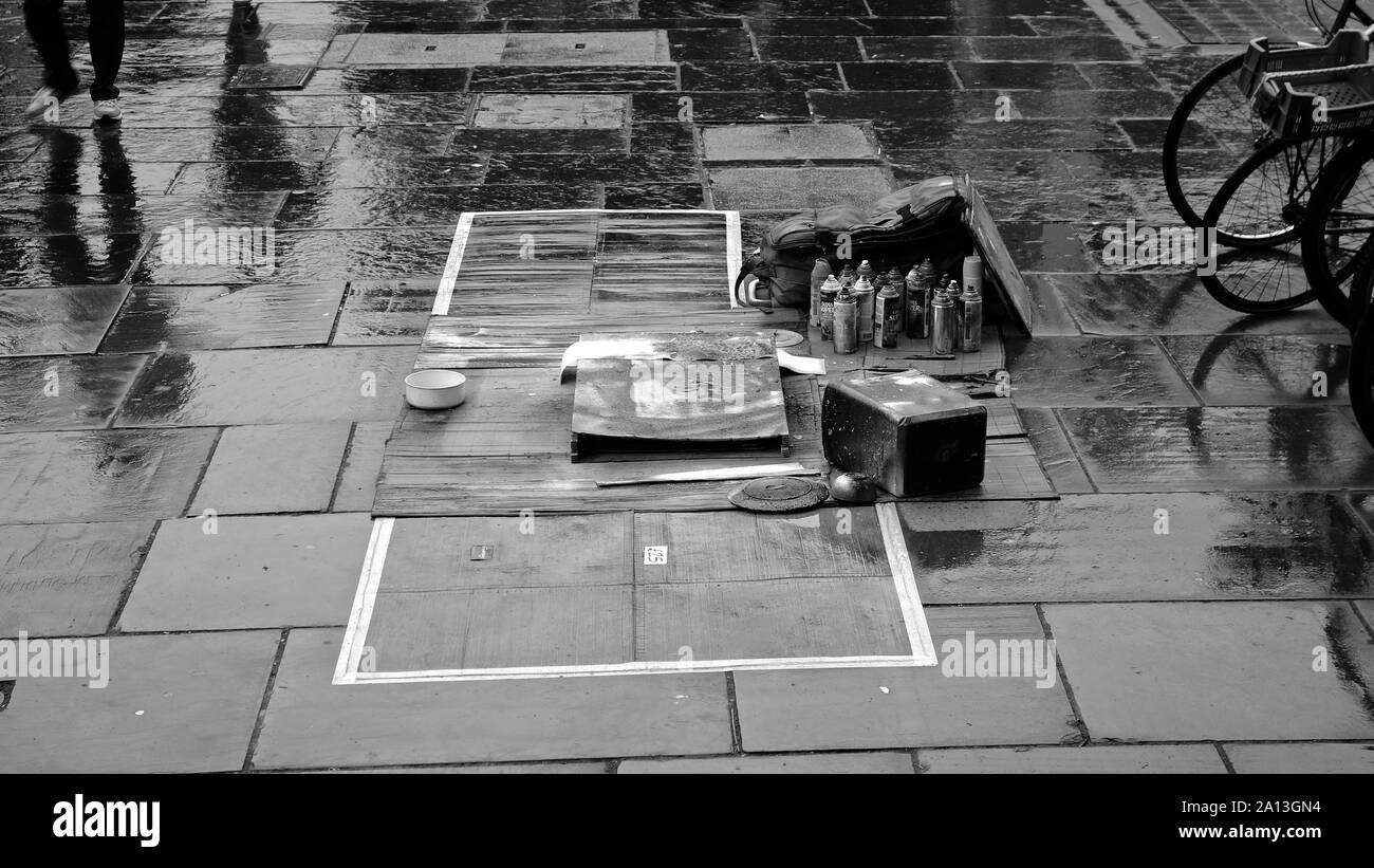 Edinburgh arte di strada sotto la pioggia Foto Stock