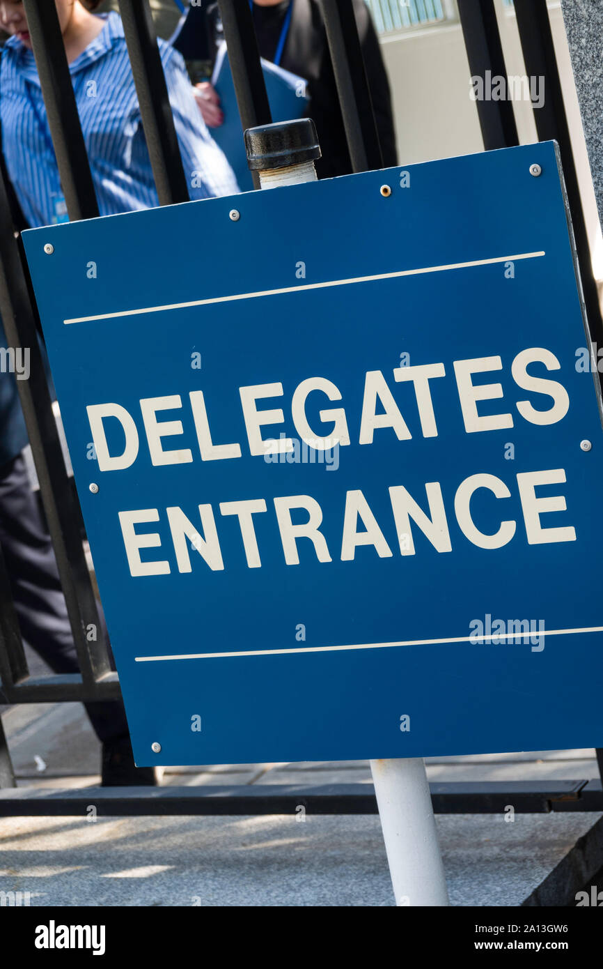 I delegati segno di ingresso presso le Nazioni Unite a New York City, Stati Uniti d'America Foto Stock